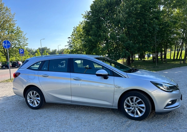 Opel Astra cena 38500 przebieg: 182500, rok produkcji 2019 z Brwinów małe 67